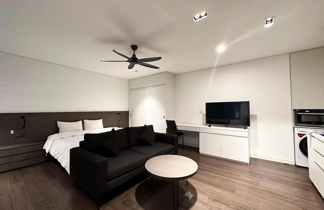 Louis, Homey And Fully Equipped Apartment-1